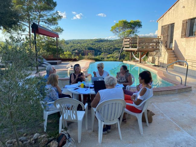 une dizaine de personnes, qui aiment l'écriture et le proseco